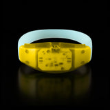 Rot leuchtendes, klangaktives LED-Armband